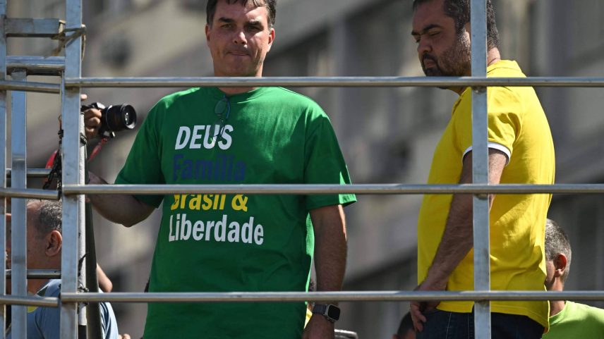 Senador Flávio Bolsonaro (PL-RJ) ao lado do governador do Rio de Janeiro, Claudio Castro (PL), em manifestação em Copacabana. (Foto: Mauro Pimentel - 03.08.2025/AFP)