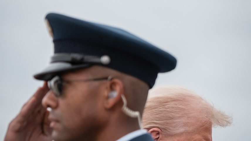 Presidente Donald Trump é saudado ao embarcar no Força Aérea Um na Base Conjunta Andrews, em Maryland (Foto: Haiyun Jiang/The New York Times)