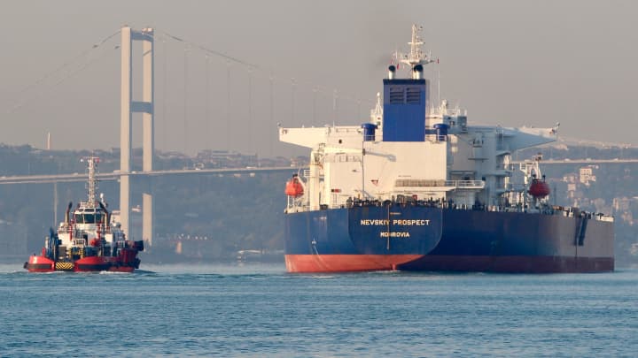 Petroleiro de crude Nevskiy Prospect, de propriedade do principal grupo de petroleiros da Rússia, Sovcomflot, transita pelo Bósforo em Istambul, Turquia, em 6 de setembro de 2020. (Foto: Yoruk Isik | Reuters)