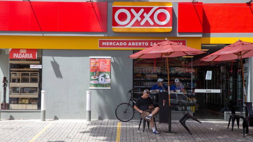 Loja da rede Oxxo na cidade de São Paulo; redes de varejo estão entre as principais locatárias de fachadas ativas na capital paulista (Foto: Danilo Verpa - 14.nov.2022/Folhapress)