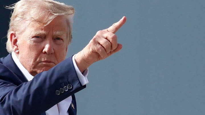 O presidente dos EUA, Donald Trump, gesticula antes de embarcar no Air Force One enquanto retorna a Washington, D.C., em Lossiemouth, Escócia, Reino Unido, em 29 de julho de 2025. (Foto: Evelyn Hockstein | Reuters)