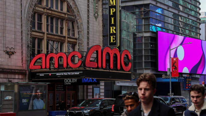Pessoas caminham em frente a um cinema AMC em Manhattan, na cidade de Nova York, EUA, em 25 de fevereiro de 2025. (Foto: Jeenah Moon | Reuters)