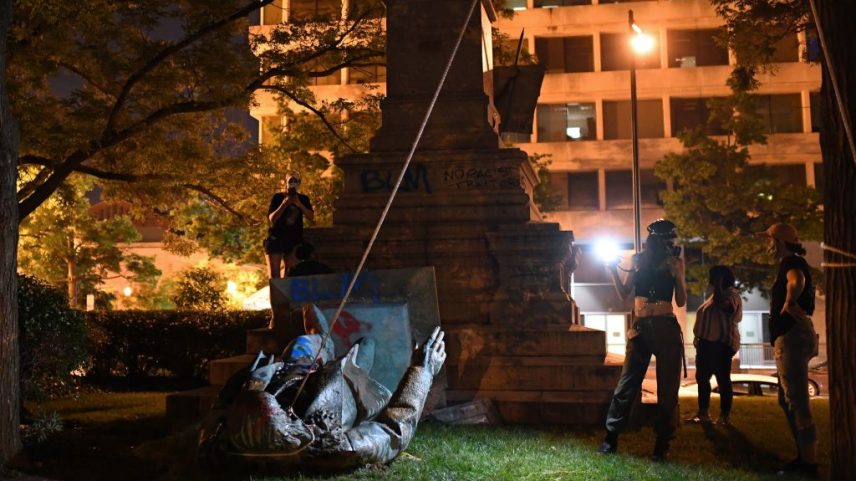 Pessoas se reúnem ao redor da estátua do general confederado Albert Pike após ela ter sido derrubada por manifestantes na Judiciary Square em Washington, D.C. (Foto: Eric Baradat/AFP via Getty Images)