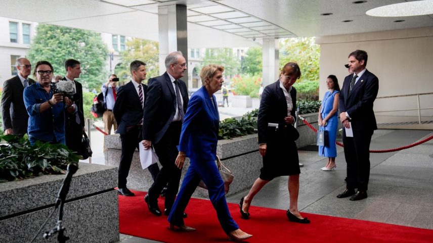 Karin Keller-Sutter, presidente da Suíça, ao centro, e Guy Parmelin, ministro da Economia da Suíça, ao centro à esquerda, chegam ao Departamento de Estado dos EUA, em Washington, em 6 de agosto (Foto: Kent Nishimura/Bloomberg)