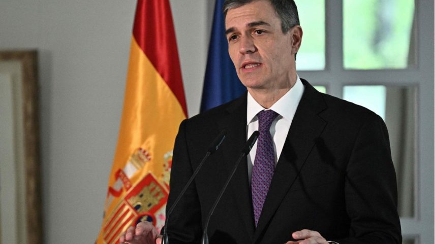 O primeiro-ministro espanhol Pedro Sánchez participa de uma entrevista coletiva na embaixada da Espanha em Pequim, após se reunir com o presidente chinês Xi Jinping. (Foto: Pedro Pardo/AFP)