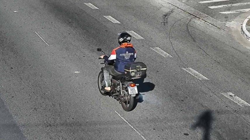 Motociclista circula com placa irregular na cidade de SP (Foto: Divulgação/Prefeitura de São Paulo)