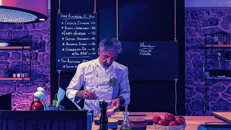 O cozinheiro Pepe Solla prepara um prato na barra de sua nova taberna. (Foto: Cecilia Díaz-Betz)