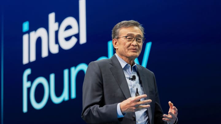 O CEO da Intel, Lip-Bu Tan, fala na Conferência Anual de Tecnologia de Manufatura da empresa em San Jose, Califórnia, EUA, em 29 de abril de 2025. (Foto: Laure Andrillon | Reuters)