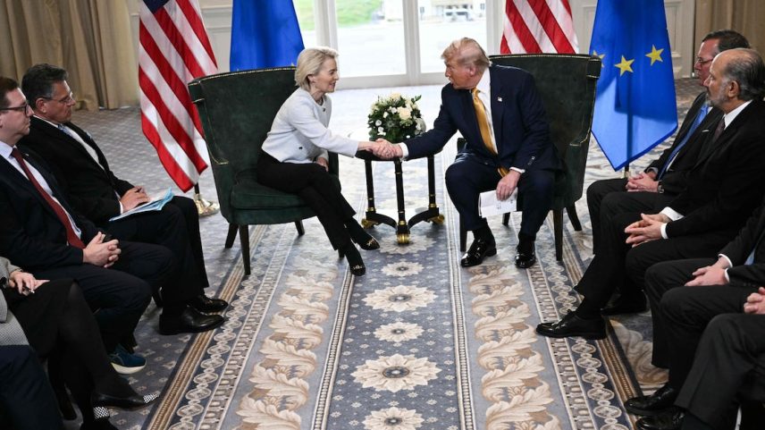 Donald Trump e a presidente da Comissão Europeia, Ursula von der Leyen, durante assinatura do acordo entre o bloco e os EUA (Foto: Brendan Smialowski/AFP)