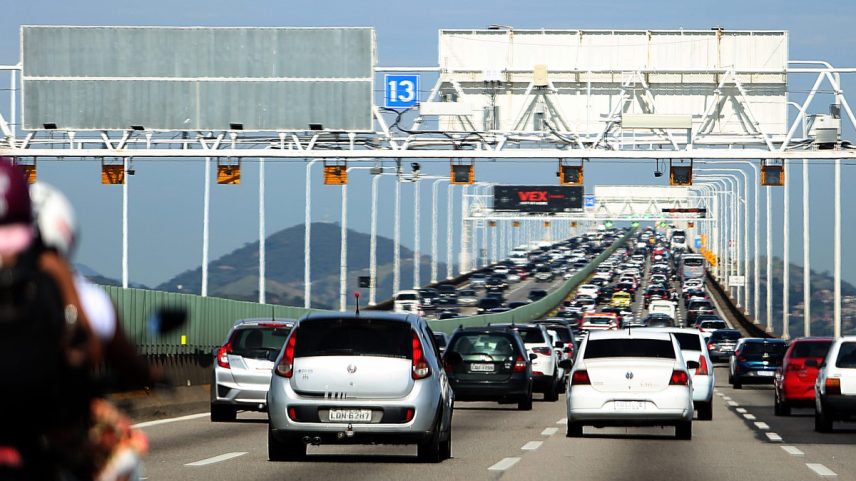 Trânsito na Ponte Rio-Niterói (Foto: Lucas Tavares)