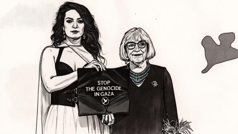 Maryam Touzani segura um cartaz em apoio a Gaza ao lado de Carmen Maura em evento em Veneza (Foto: Reprodução)