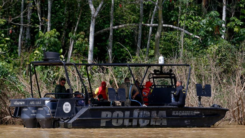 Policiais, bombeiros e indigenistas numa embarcação durante a expedição de busca pelos corpos do indigenista Bruno Pereira e do jornalista britânico Dom Philips, no rio Itaquaí, no oeste do Amazonas; homicídios na região dobraram em 20 anos (Foto: Pedro Ladeira - 10.jun.22/Folhapress)