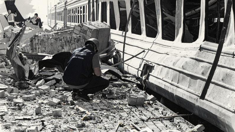 Técnico examina destroços em uma estação de trem danificada após ataque de drone em Kharkiv (Foto: Genya SAVILOV / AFP)