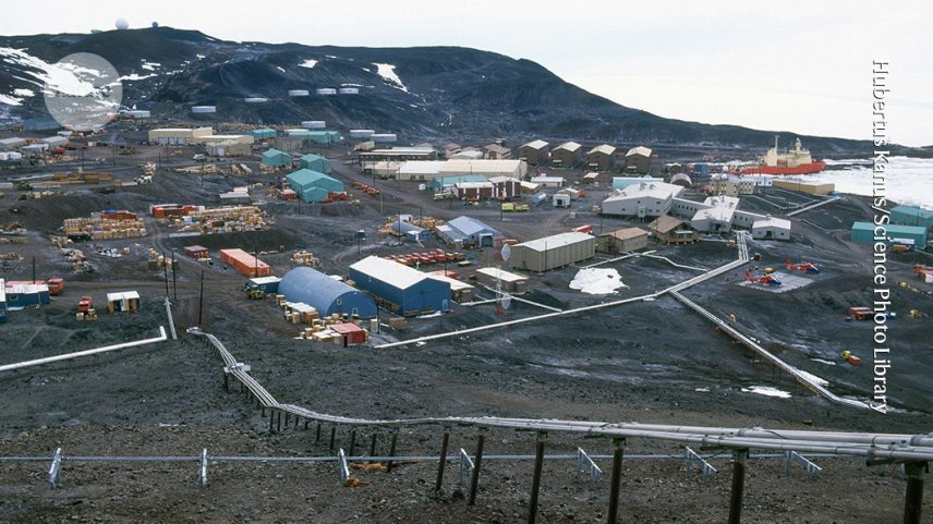 A estação McMurdo é a maior base de pesquisa antártica dos EUA. (Foto: Hubertus Kanus/Science Photo Library)