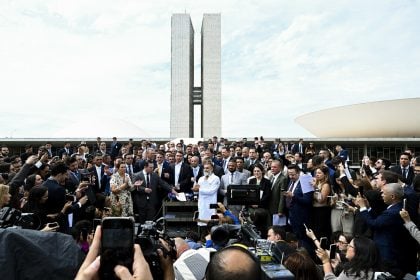 Parlamentares da oposição se aglomeram na rampa do Congresso Nacional para anunciar medidas contra o STF após a prisão domiciliar de Jair Bolsonaro. (Foto: Edilson Rodrigues/Agência Senado)