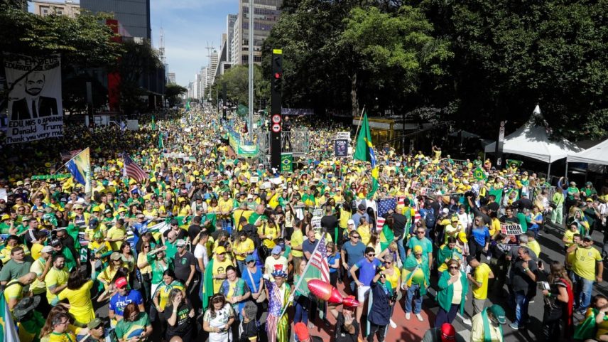 Ato pró-Bolsonaro na Avenida Paulista: manifestações ocorreram em 15 capitais (Foto: Edilson Dantas/O Globo)