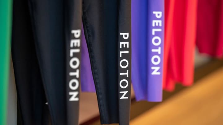 Roupas dentro de uma loja Peloton em Palo Alto, Califórnia, EUA, na segunda-feira, 5 de agosto de 2024. (Foto: David Paul Morris | Bloomberg | Getty Images)