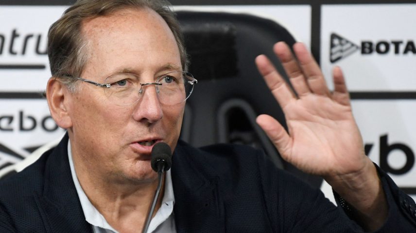 Tentativa de explicar a confusão da SAF Botafogo para quem ainda não compreendeu nada (Foto: Daniel RAMALHO / AFP)