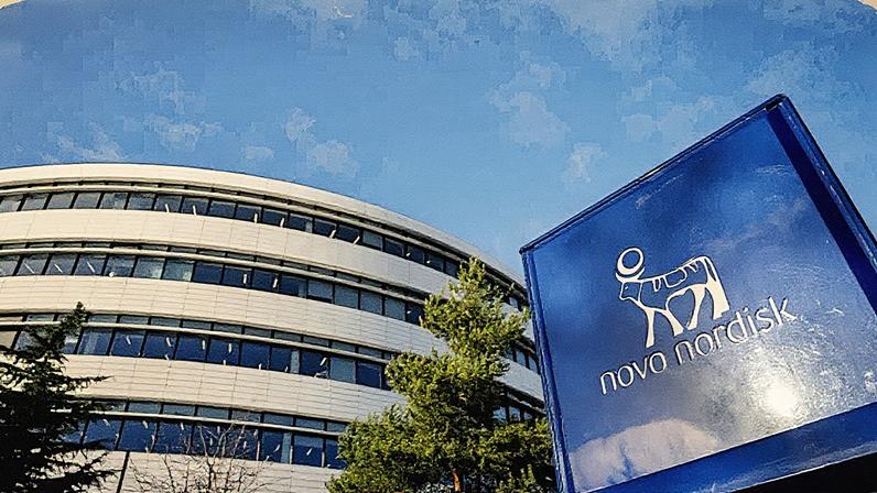 Os logotipos da farmacêutica dinamarquesa Novo Nordisk, fabricante dos tratamentos blockbuster para diabetes e perda de peso Ozempic e Wegovy, são vistos do lado de fora de seu prédio enquanto a empresa apresenta o relatório anual em Novo Nordisk em Bagsvaerd, Dinamarca, em 5 de fevereiro de 2025. (Foto: Mads Claus Rasmussen | Afp | Getty Images)