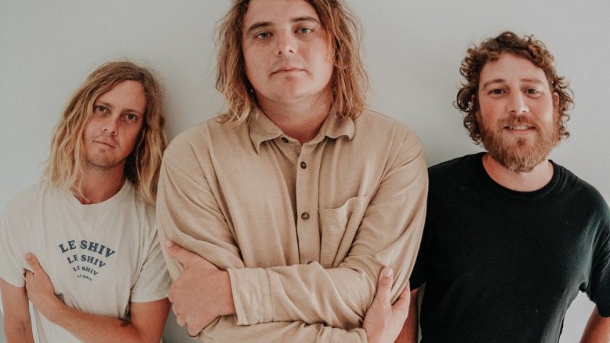 Os australianos do surf-rock Skegss estão de volta ao estúdio da triple j, dando sua própria interpretação distorcida ao sucesso de Sheryl Crow de 1996, 'If It Makes You Happy'. (Foto: Reprodução)