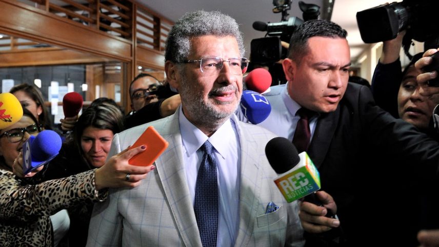 Jaime Granados, advogado de Álvaro Uribe, na Corte Suprema de Justiça, em Bogotá, no dia 25 de julho de 2018. (Foto: CARLOS JULIO MARTINEZ/REUTERS)