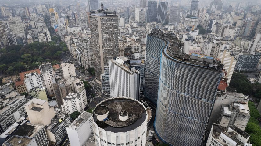 Copan, edifíco de concreto armado com formas curvas, se destaca na paisagem da região central da cidade de São Paulo (Foto: Eduardo Knapp - 2.ago.2023/Folhapress)