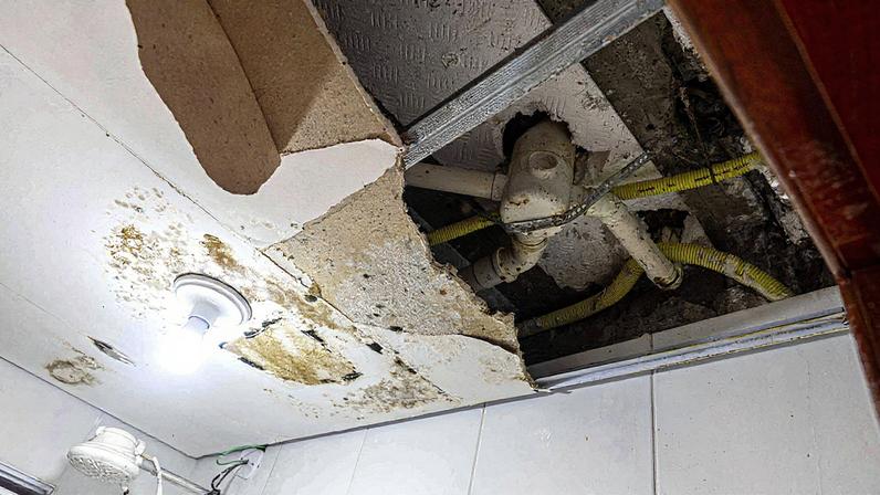 Detalhe de teto danificado em um dos apartamentos do Itaim Paulista, na zona leste de São Paulo, onde vivem famílias que participaram do programa municipal Vila Reencontro (Foto: Danilo Verpa - 29.mai.25/Folhapress)