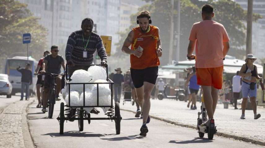Apesar da proibição, muitos usuários andam juntos no patinete e não usam capacetes. (Foto: Márcia Foletto / Agência O Globo)