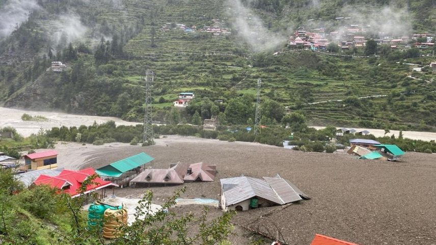 Decenas de casas cobertas de água e barro este terça-feira em Dharali, Uttarakhand, Índia. (Foto: Indian Army Central Command via REUTERS)