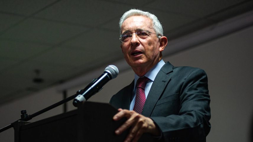 Álvaro Uribe, em Bogotá, em março de 2022. (Foto: Sebastián Barros (NurPhoto/Getty Images))