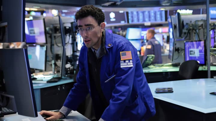 Traders trabalham no pregão da Bolsa de Valores de Nova York durante o pregão matutino em 5 de agosto de 2025, na cidade de Nova York. (Foto: Michael M. Santiago | Getty Images News | Getty Images)