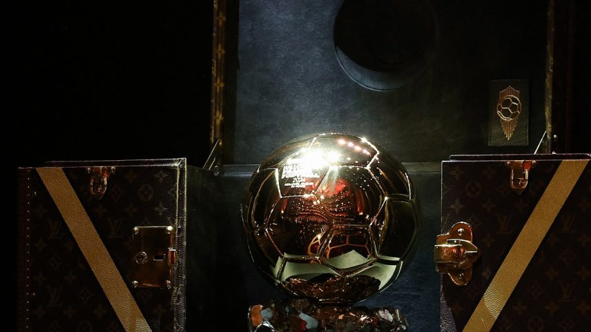 O troféu do prêmio Bola de Ouro: oito brasileiros na disputa (Foto: Franck Fife/AFP)