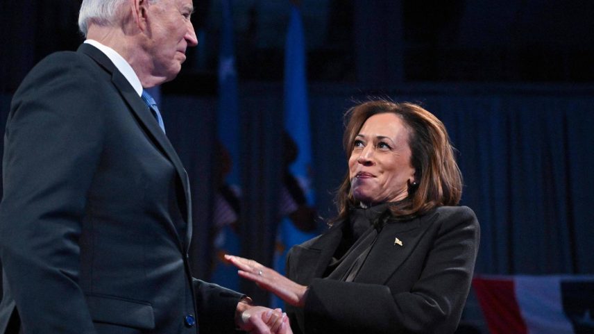 Kamala Harris, ex-vice-presidente dos Estados Unidos, cumprimenta o ex-presidente Joe Biden em Arlington, Virgínia (Foto: Roberto Schmidt - 16.jan.25/AFP)