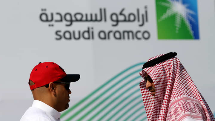 Membros da mídia conversam antes do início de uma coletiva de imprensa da Aramco no Plaza Conference Center em Dhahran, Arábia Saudita, em 3 de novembro de 2019. (Foto: Hamad I Mohammed | Reuters)