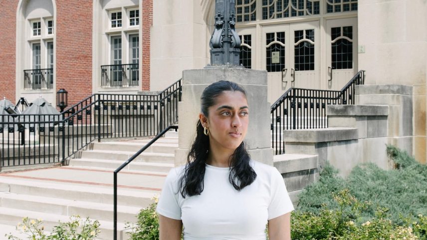 Manasi Mishra, que se formou na Purdue University, não consegue achar trabalhos na sua área, a Ciência da Computação. (Foto: Madeleine Hordinski/The New York Times)