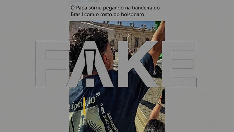 É #FAKE que papa Leão XIV recebeu bandeira do Brasil com rosto de Bolsonaro — Grupo de jovens entrega bandeira de Carlo Acutis para o papa Leão XIV em 6 de setembro de 2025 (Foto: Reprodução)