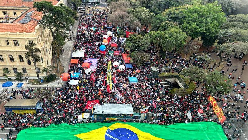 Bandeira nacional gigante aberta durante ato do 7 de Setembro na Praça da República, em São Paulo (Foto: Reprodução)