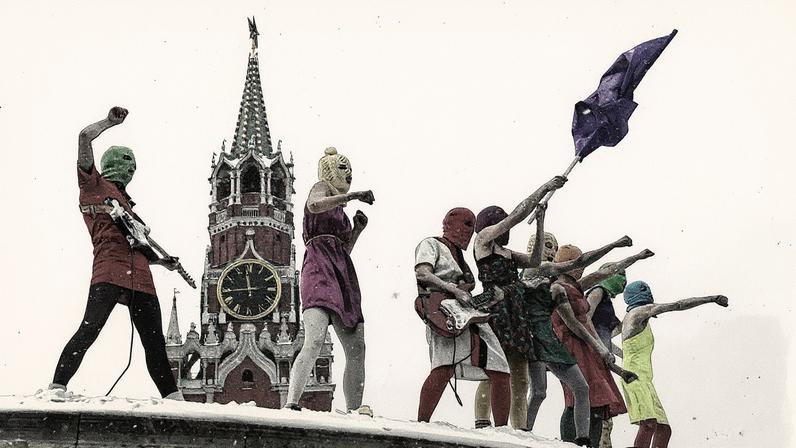 Membros do Pussy Riot se apresentam na Praça Vermelha, em Moscou, em 2012 (Foto: Reprodução)
