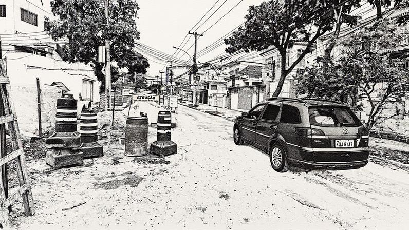 Carro trafega pela Rua André Azevedo, em Olaria, onde obra de macrodrenagem está em andamento (Foto: Reprodução)