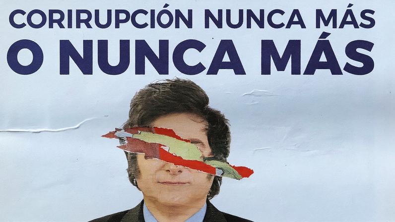 Cartel vandalizado do partido La Libertad Avanza com a imagem do presidente argentino Javier Milei em Buenos Aires (Foto: Reprodução)