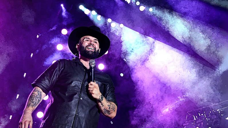 Carín León se apresenta durante um concerto em Madrid, em julho (Foto: Reprodução)