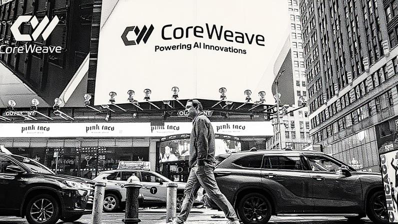 Placa da CoreWeave Inc. em Times Square, Nova York, em 9 de maio de 2025 (Foto: Reprodução)