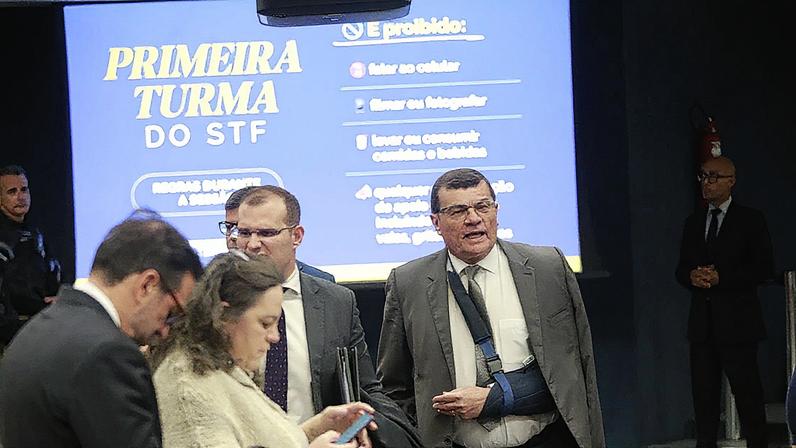 Ex-ministro com tipoia é acusado de participar de trama golpista (Foto: Reprodução)