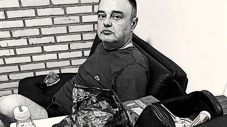 Homem instala explosivo em caminhão (Foto: Reprodução)
