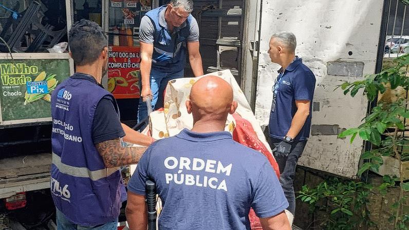 Agentes apreendem mercadoria imprópria para consumo em Copacabana (Foto: Reprodução)
