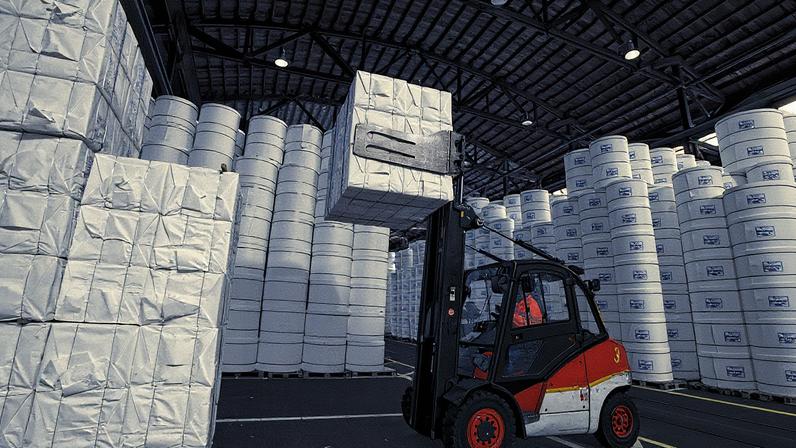 Operador transporta carga de celulose em uma fábrica (Foto: Reprodução)