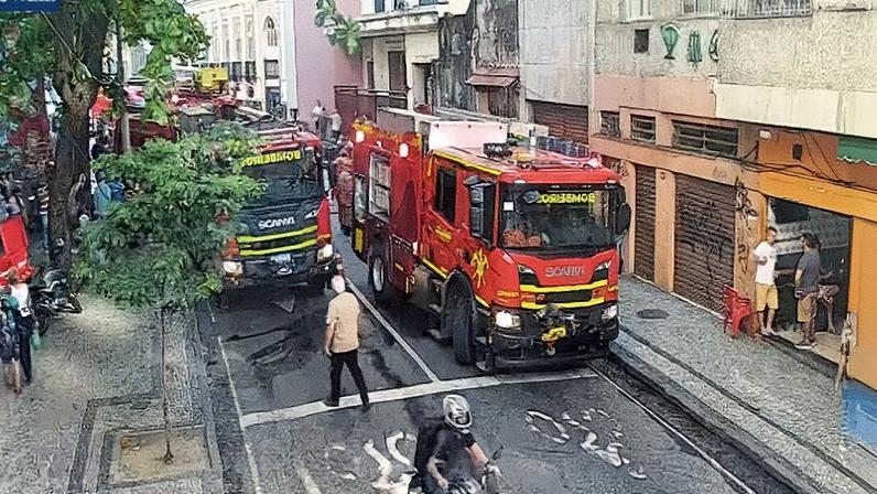 Agentes do Corpo de Bombeiros combatem incêndio na Lapa (Foto: Reprodução)