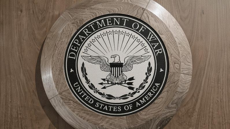 Novo logotipo do Departamento de Guerra visto dentro do Pentágono em Arlington, Virginia (Foto: Reprodução)