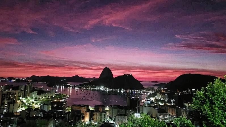 Vista da cidade iluminada do Mirante do Pedrão, entre Laranjeiras e Santa Marta, em Botafogo (Foto: Reprodução)