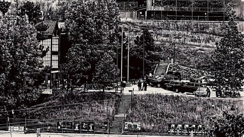 Policiais na Escola Secundária de Evergreen, no Colorado, após ataque a tiros (Foto: Reprodução)